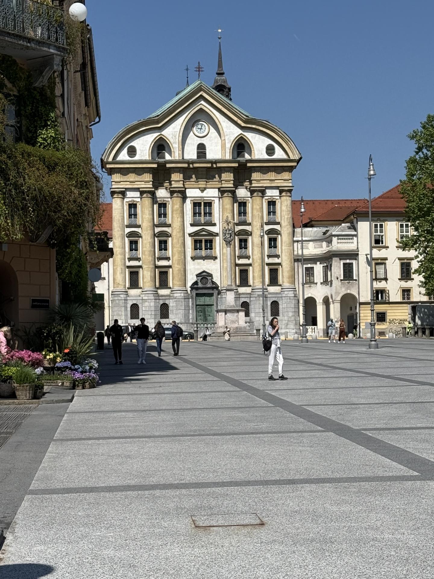 Egl ursuline ste trinite place du congres